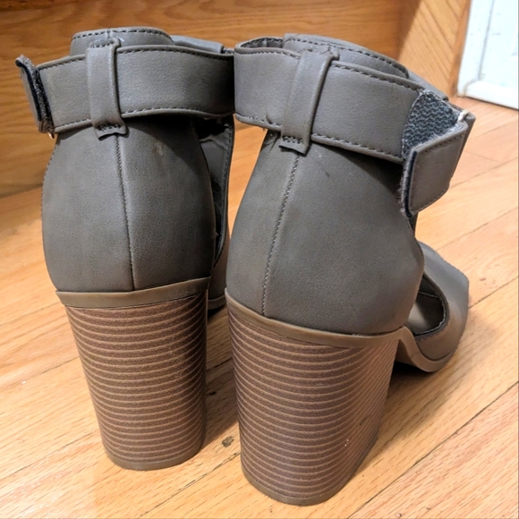 Cut-out Chunky Heels - Picture 3 of 5